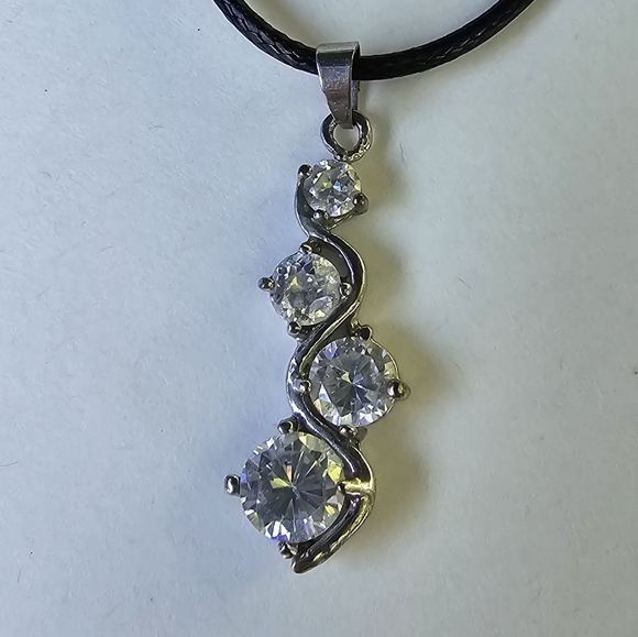 🪩 Curly Gem Drop Necklace - Picture 7 of 8